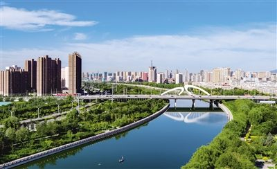 河邊的城市
描述已自動(dòng)生成